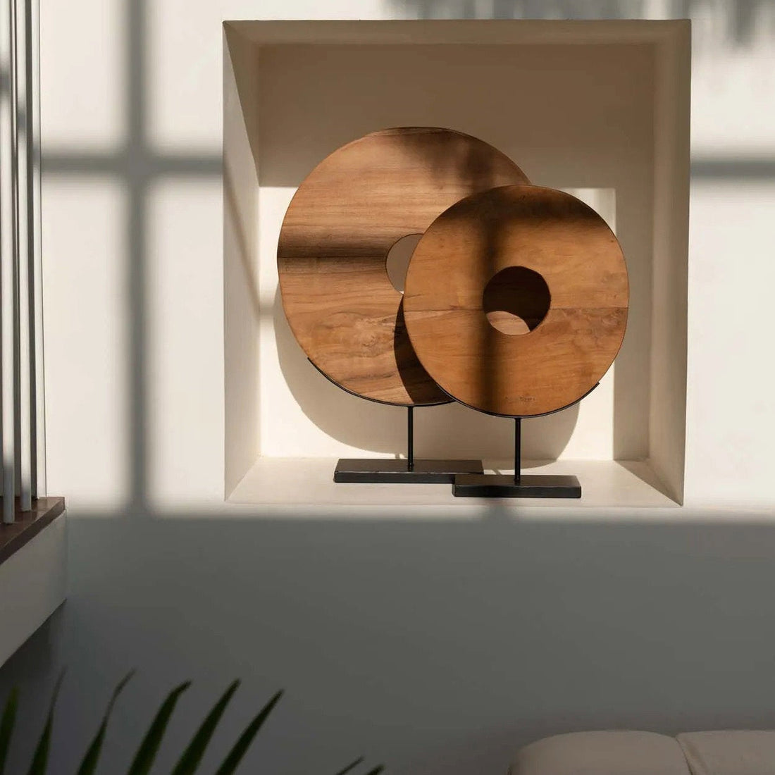 Il disco in teak su supporto Large Bazar Bizar