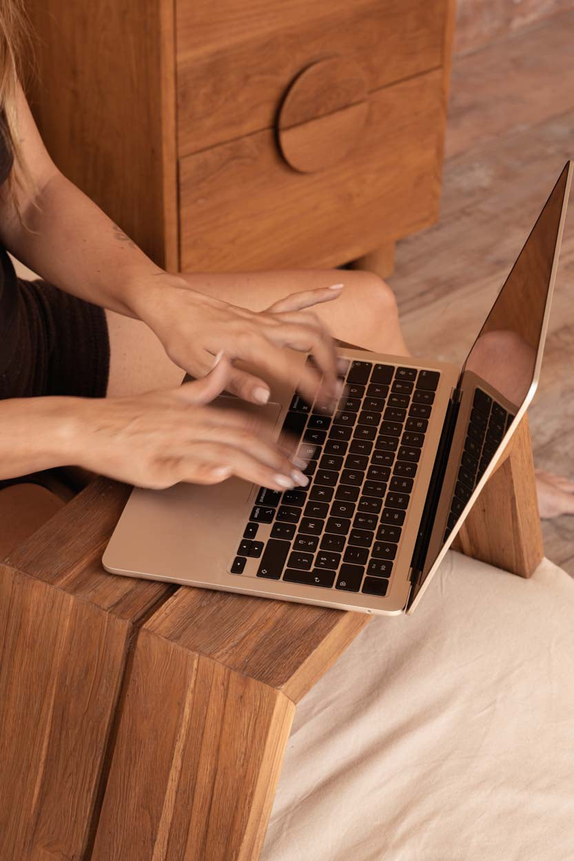 Il tavolo per laptop Ashley Cocoon Naturale Bazar Bizar