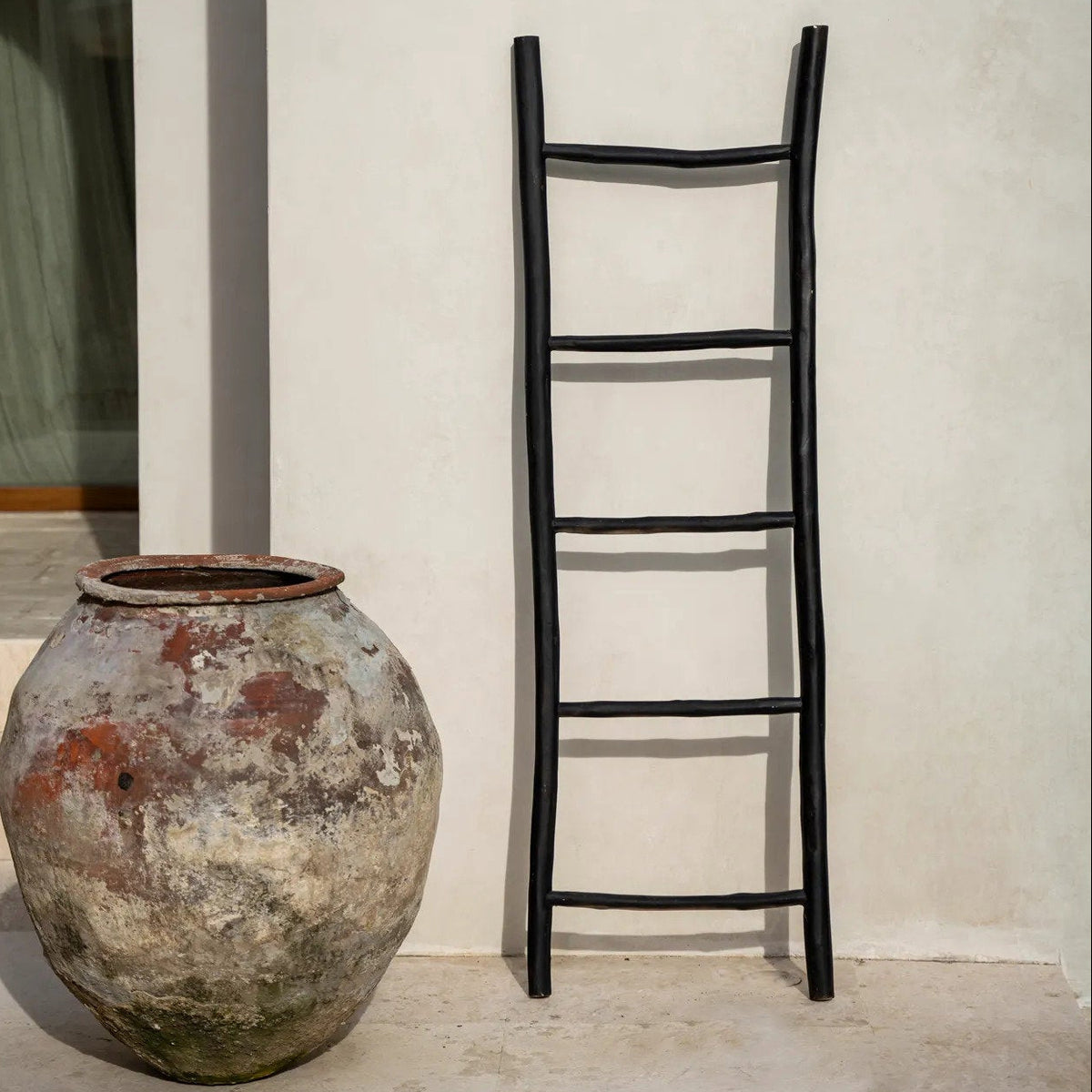 La scala Tulum nera da 165 cm Bazar Bizar