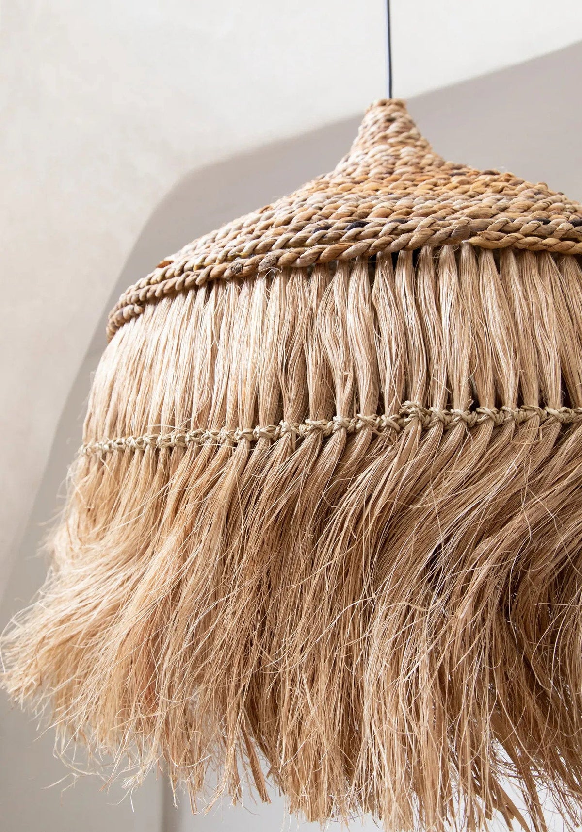 La lampada a sospensione Hoola in fibra di abaca naturale Large Bazar Bizar