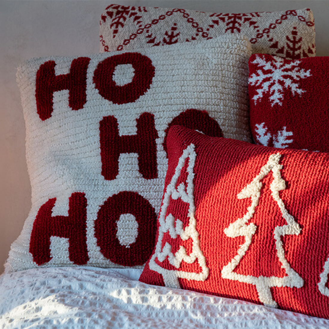 Set natalizio con plaid e cuscini HoHoHo rosso/bianco J-Line