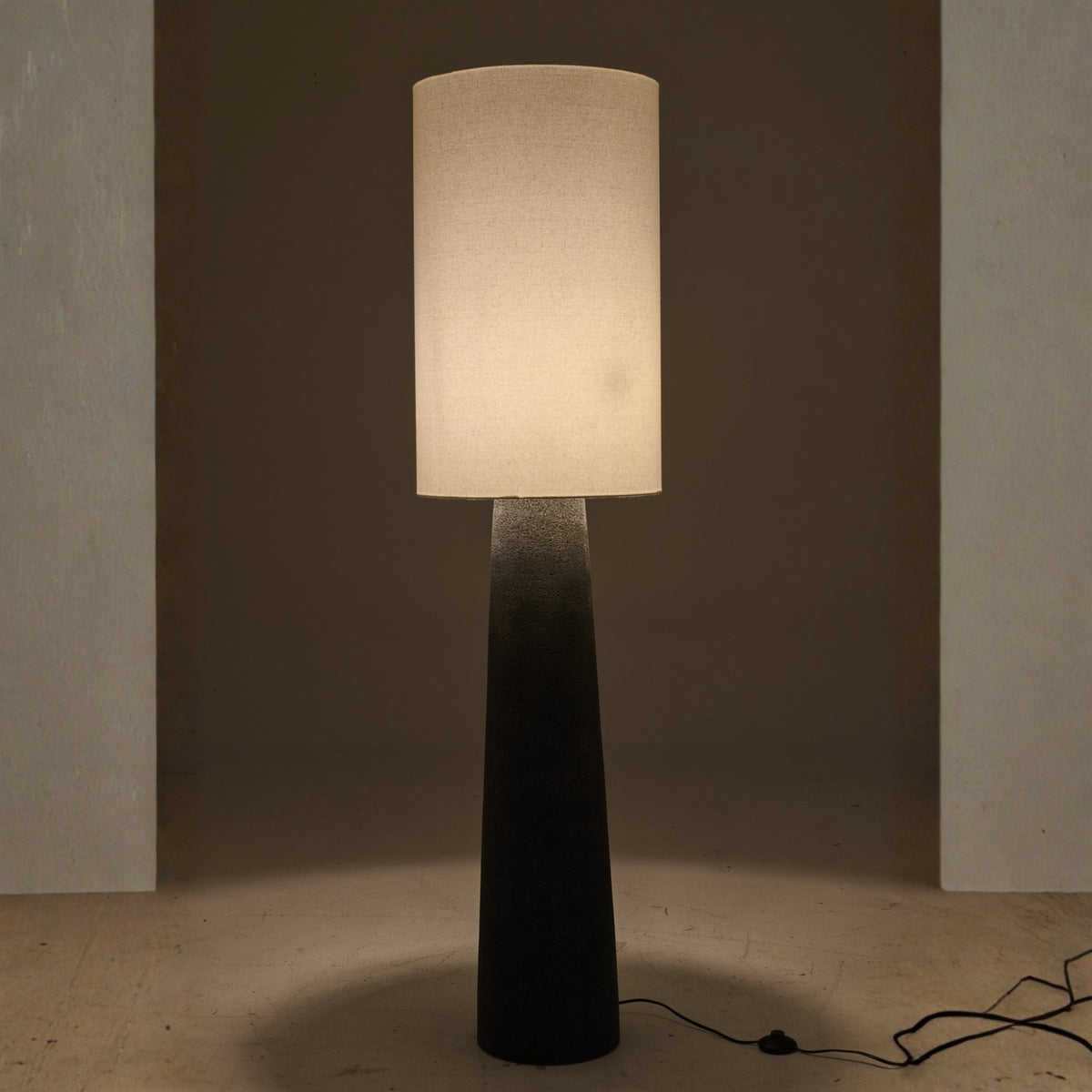 Lampada da terra Ava in fibra di vetro nera/bianca, grande, linea a J