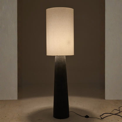 Lampada da terra Ava in fibra di vetro nera/bianca, grande, linea a J