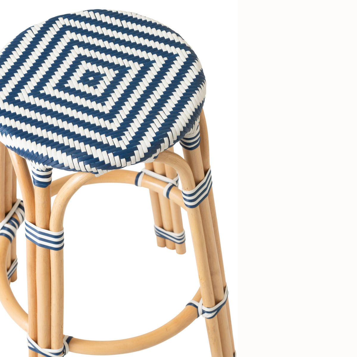 Sgabello da esterno Geo rotondo in rattan blu/bianco J-Line