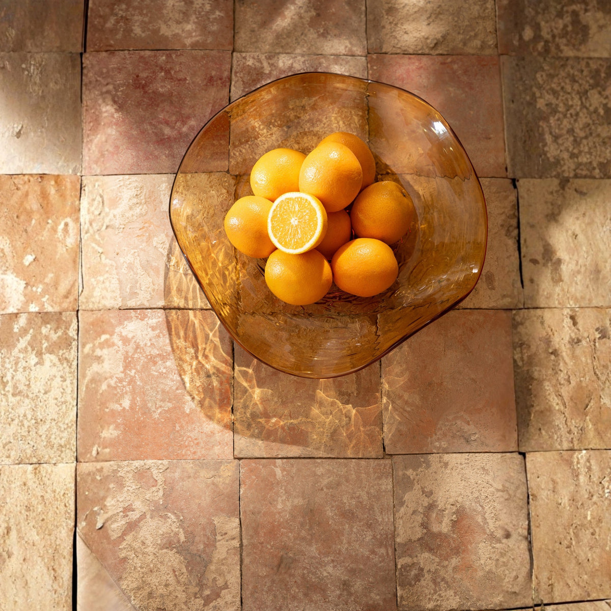 Piatto decorativo irregolare in vetro Caramel J-Line