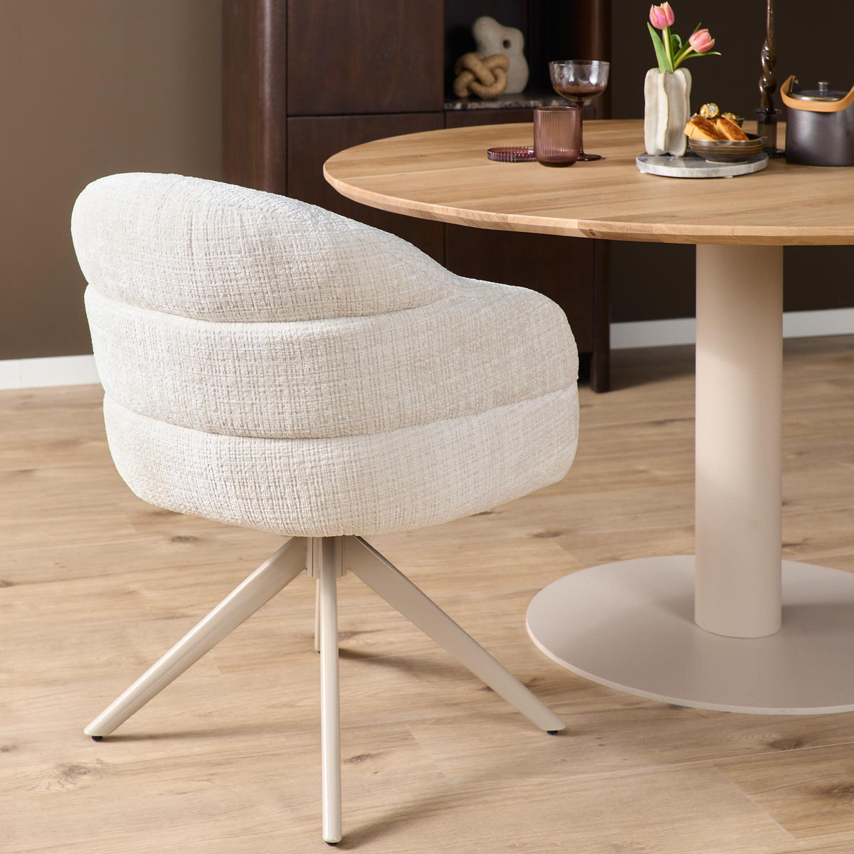 Sedia da pranzo Bella in tessuto bianco sporco con braccioli Starfurn