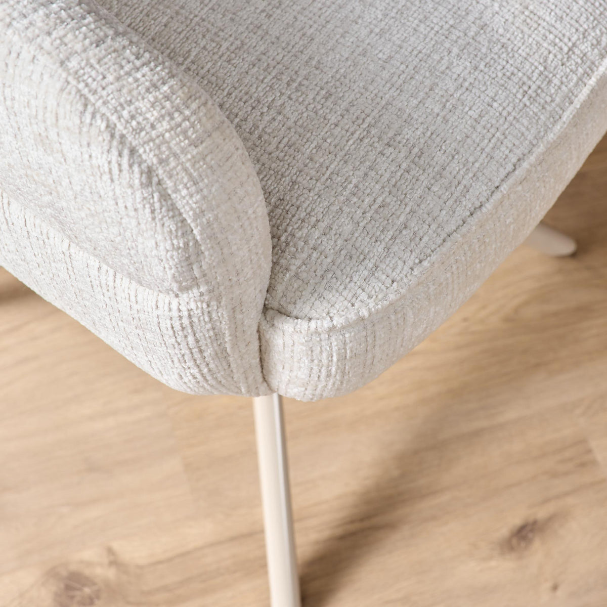 Sedia da pranzo Bella in tessuto bianco sporco con braccioli Starfurn