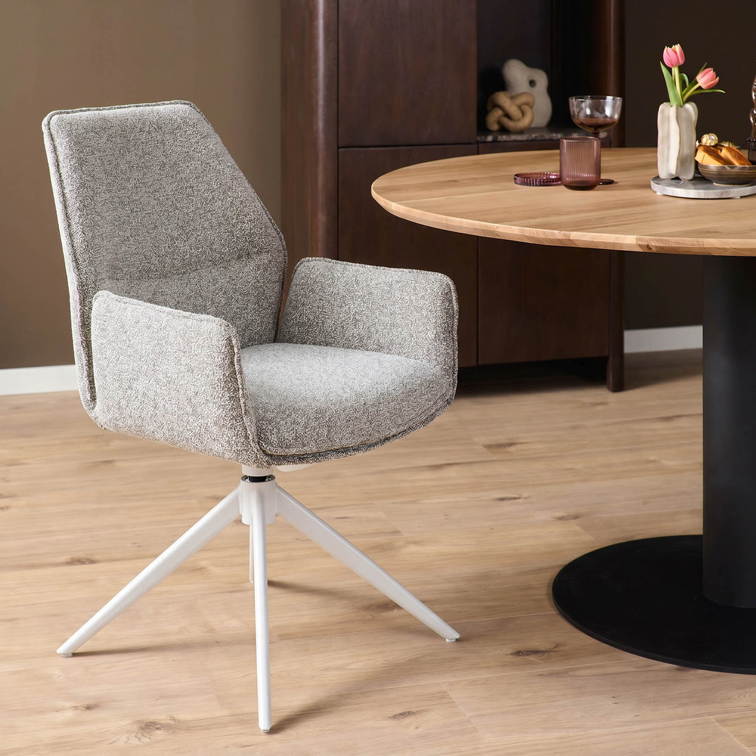 Sedia da pranzo Hera in tessuto beige con bracciolo Starfurn