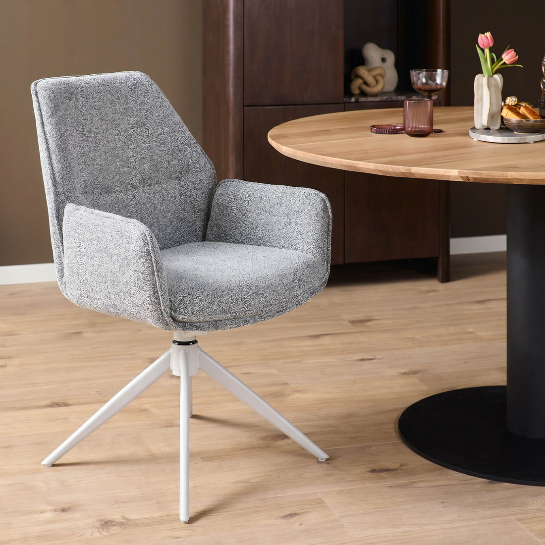 Sedia da pranzo Hera in tessuto grigio con bracciolo Starfurn