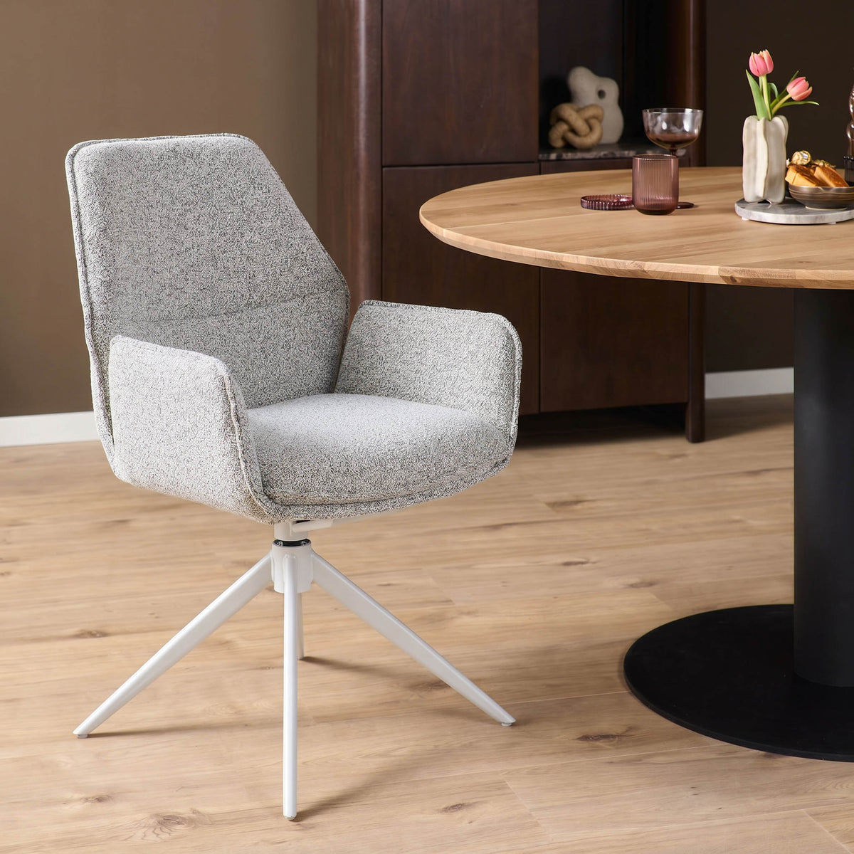 Sedia da pranzo Hera in tessuto grigio chiaro con braccioli Starfurn