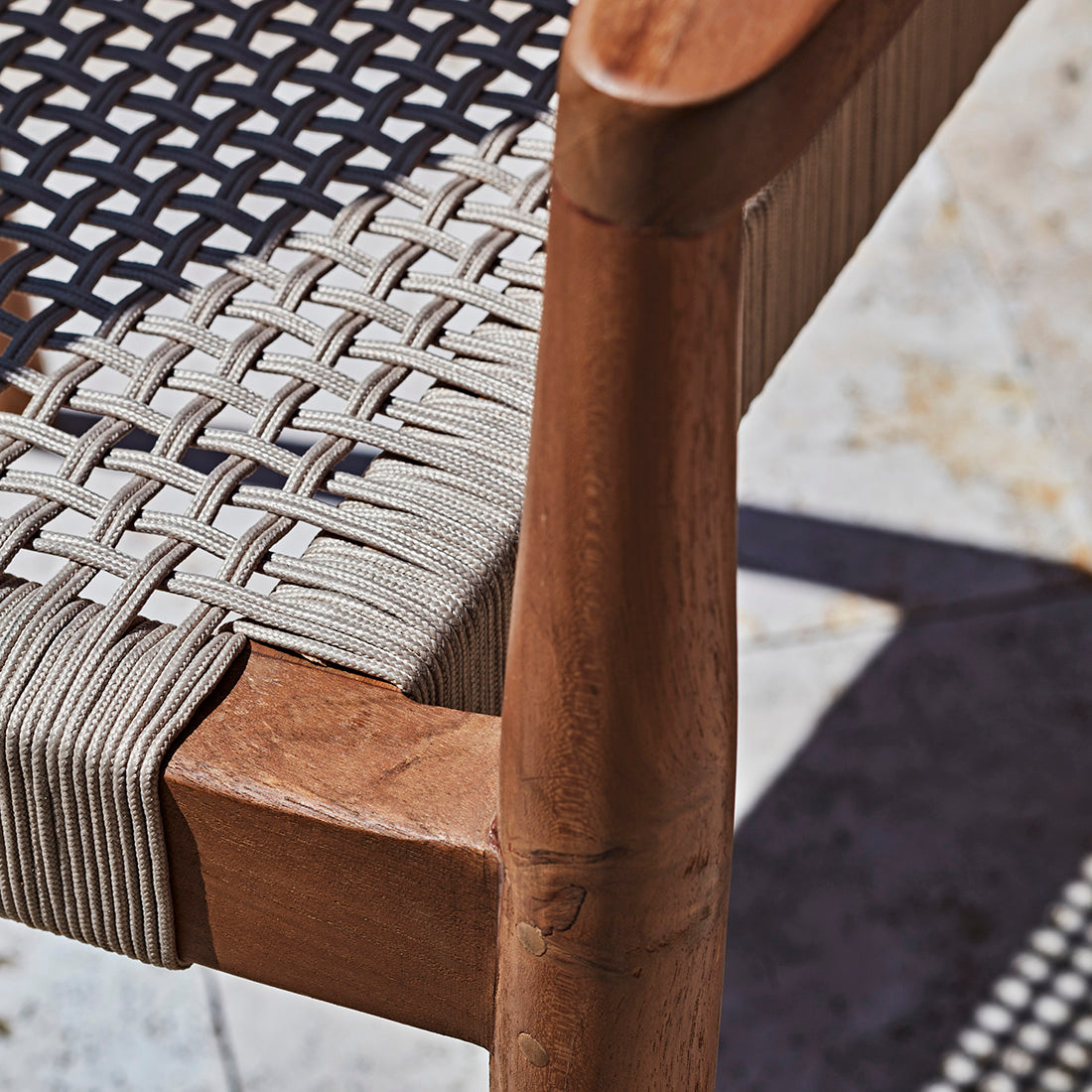 Freya Sedia da pranzo in teak con braccioli Naturale Set da 2 Raw Materials