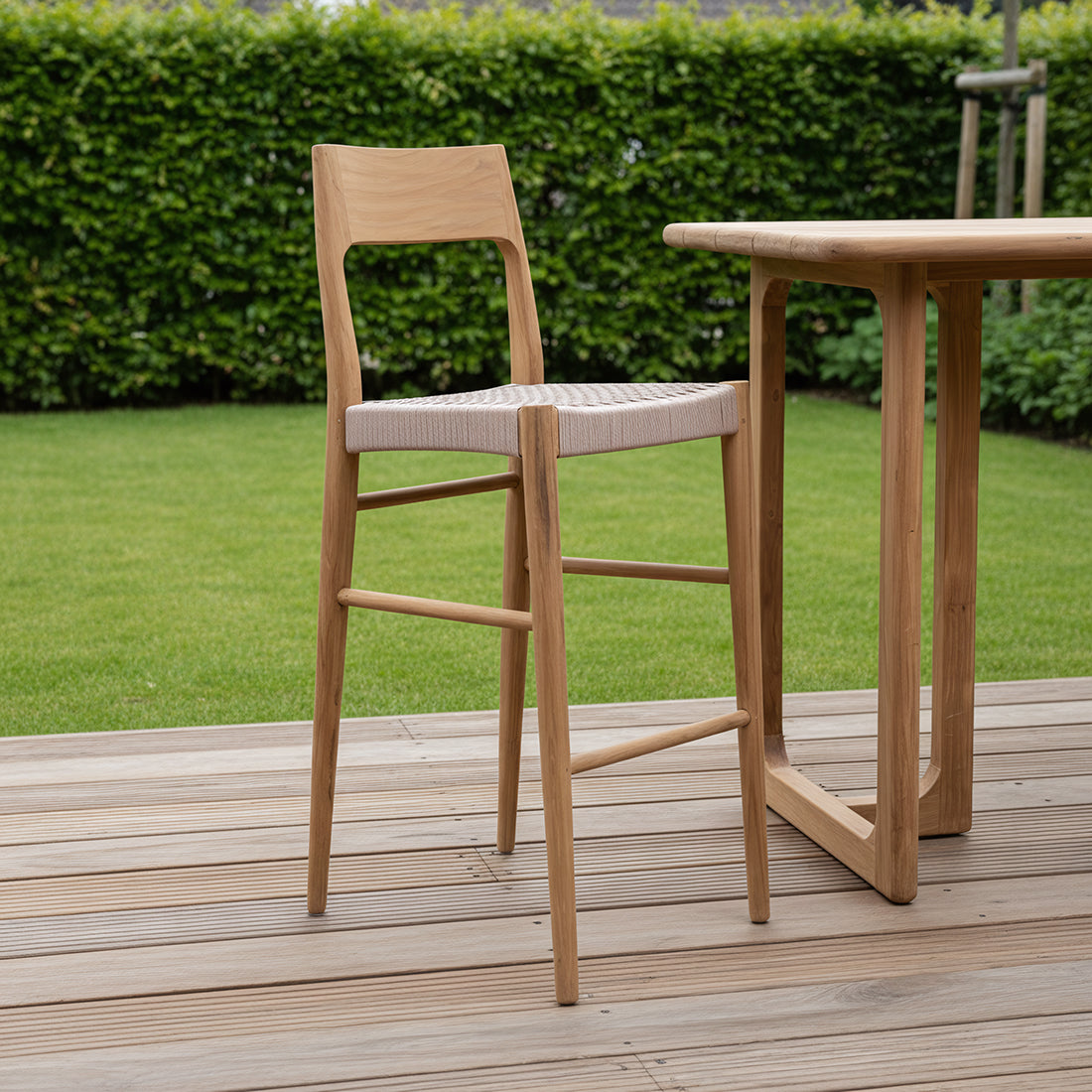 Sgabello da bar Freya in teak, per esterni, materiali grezzi