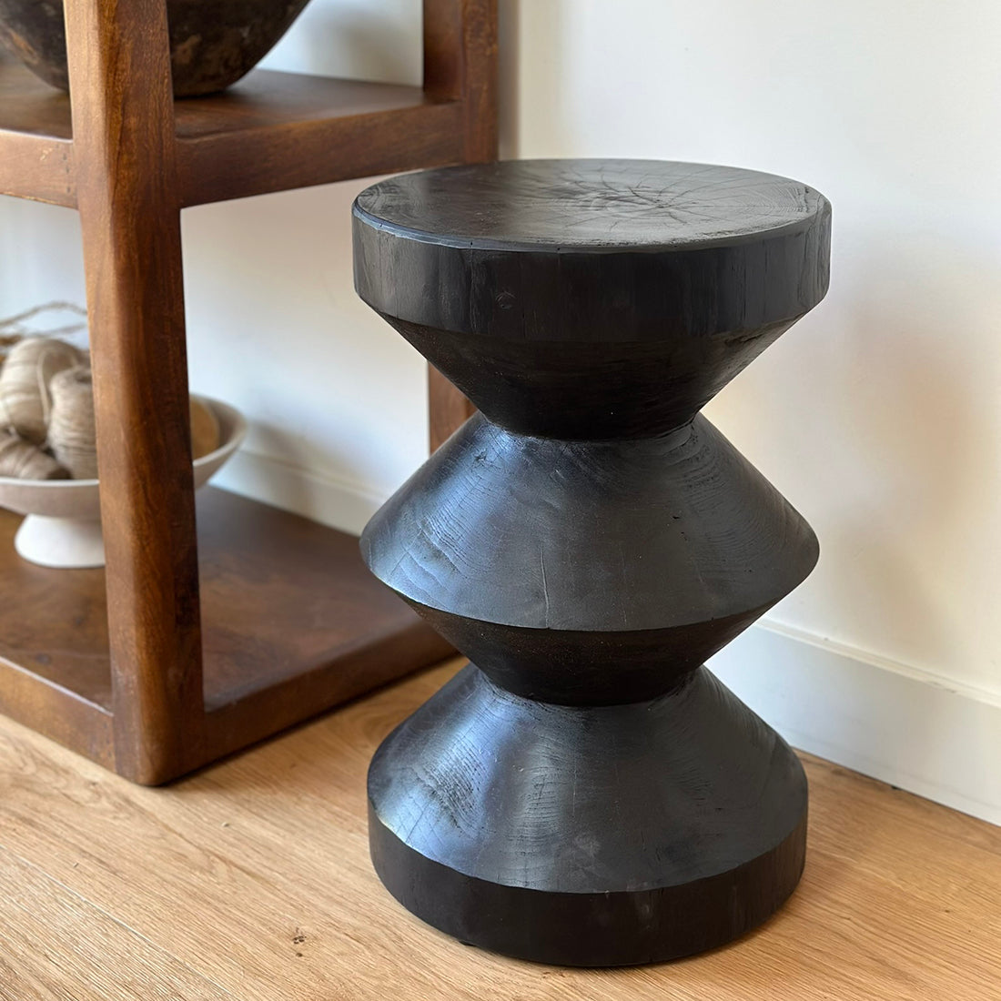 Tavolino laterale Forma Rizo nero Raw Materials
