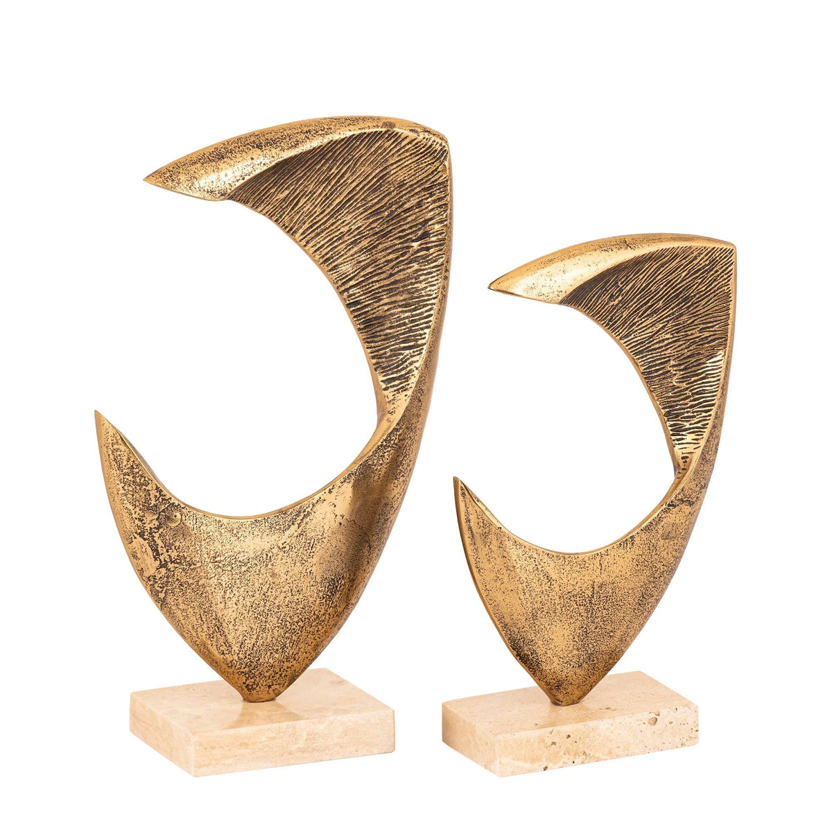 Bayle Beeld Gegoten Aluminium Goud Travertin Voet Small van PTMD, productfoto vanuit een andere hoek