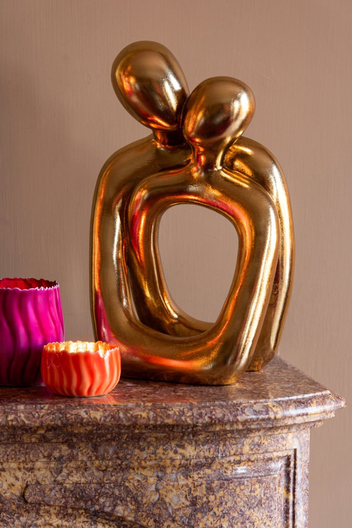Scultura Coppia che si abbraccia Poliresina Oro J-Line