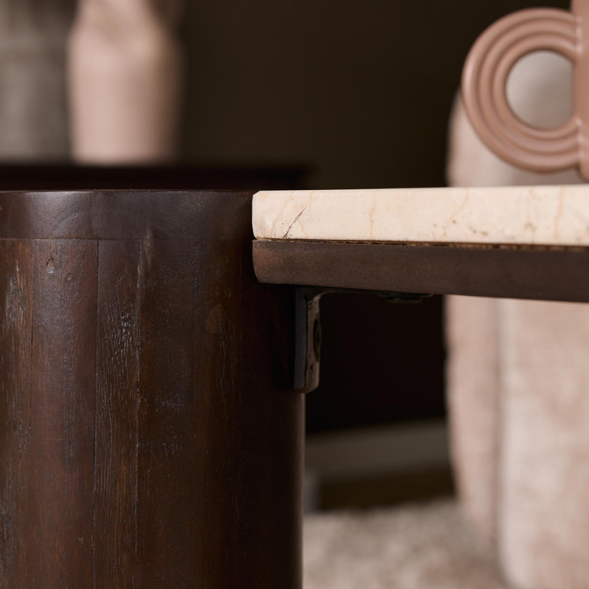 Detail van de adering in het marmeren blad van bijzettafel Maeve