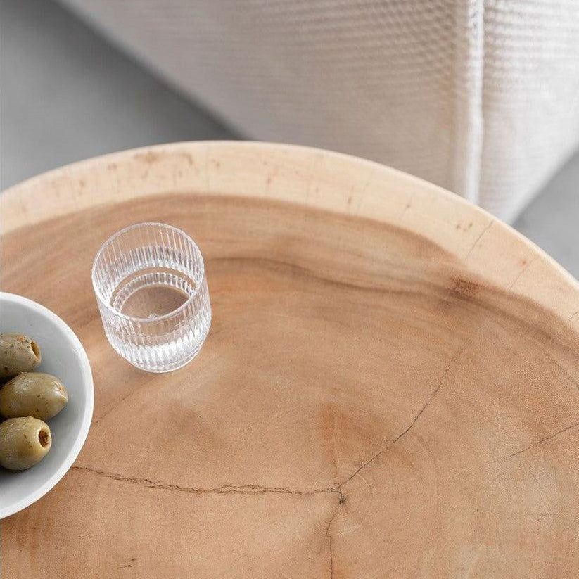 Bijzettafel Puro small in suar hout naturel in de woonkamer