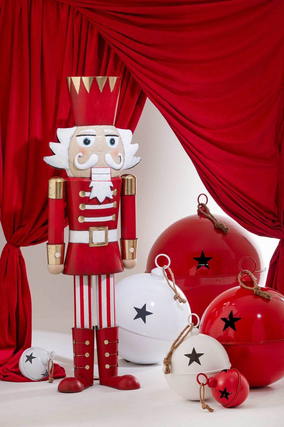 Christmas Bauble Bright Ball Iron Red Large - - J-Line - livinglovely.nl