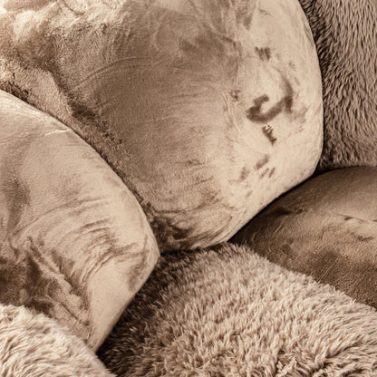 Detail van de zachte, hoogpolige taupe Lush stof van de Curvae bank van PTMD