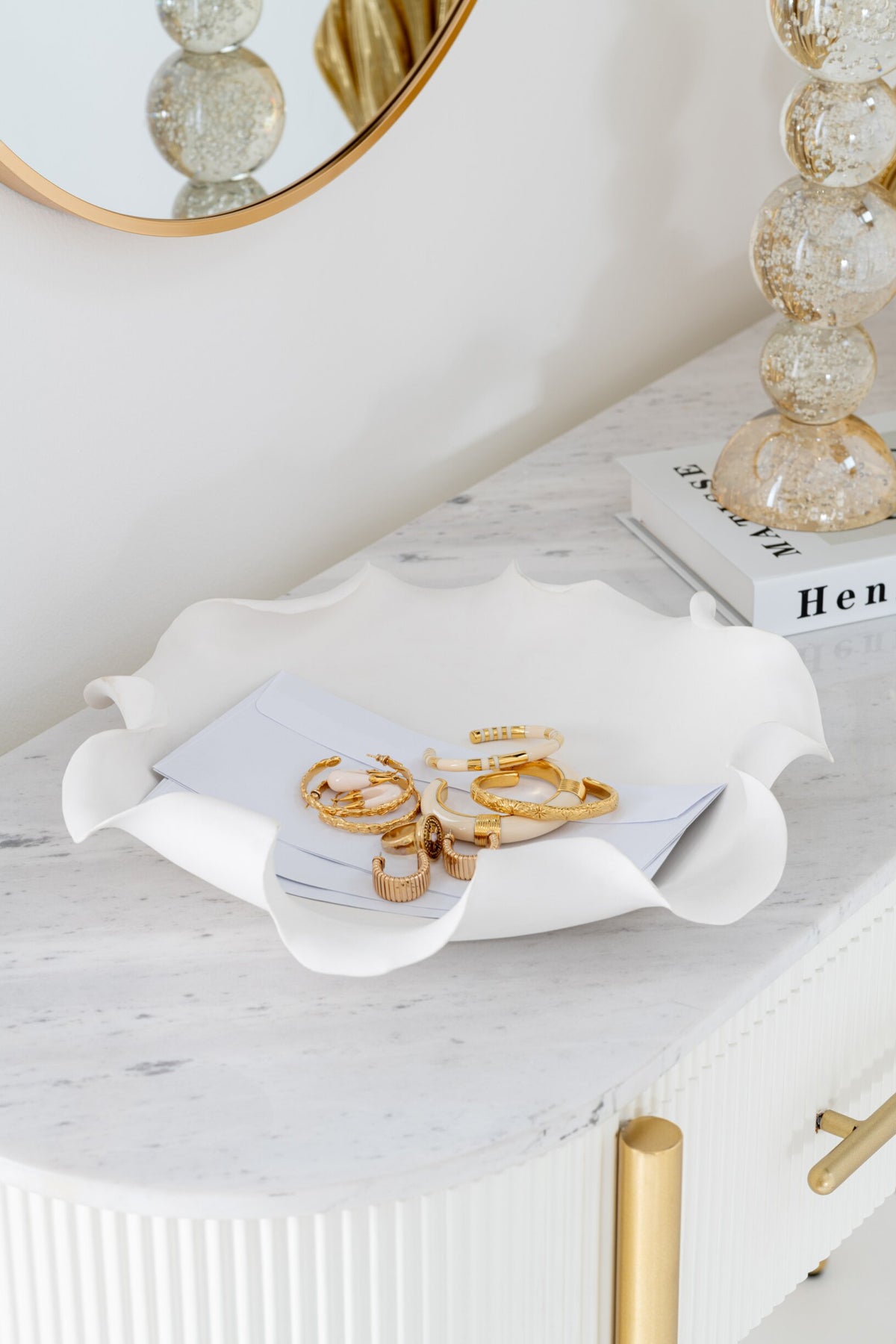 Sfeerfoto van de witte decoratieve schaal Helix van J-Line