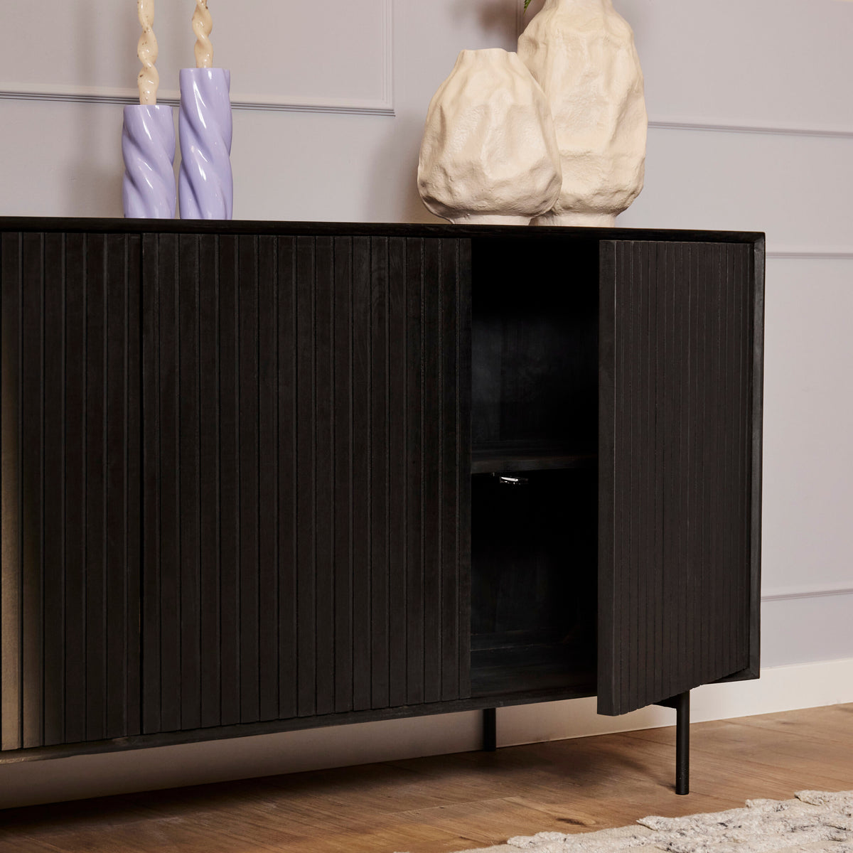 Zwart dressoir Madison 210cm in een woonkamer met een lamp en decoratie op het blad