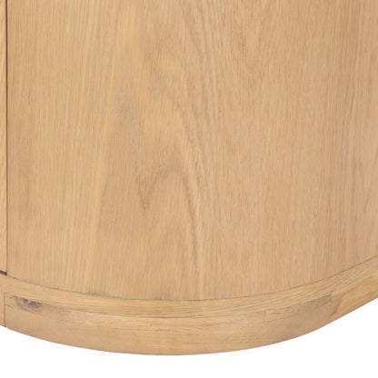 Close-up van de afgeronde voet van het dressoir Novero naturel