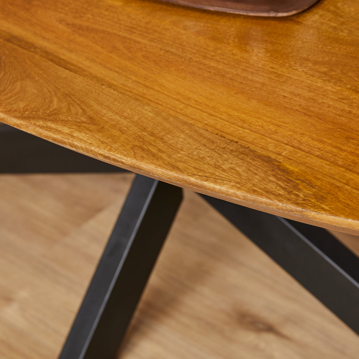 Eettafel Brandy 160 cm van Starfurn, zijaanzicht met zwart metalen matrixpoot