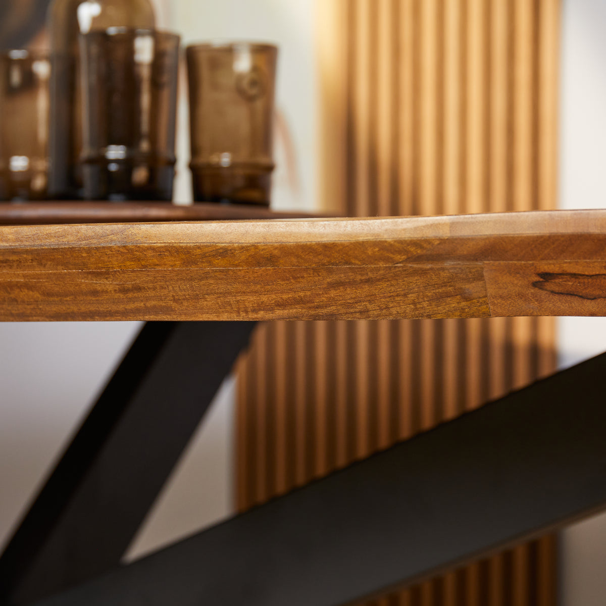 Detail van het opgedikte mangohouten tafelblad van de eettafel Brandy van Starfurn