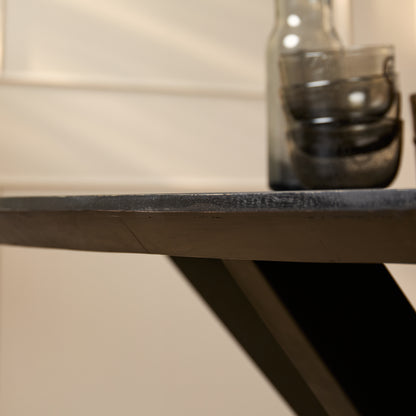 Zijaanzicht van de zwarte eettafel Brandy 160 cm van Starfurn