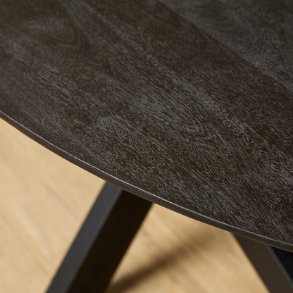 Detailopname van de rand van het zwarte tafelblad van de Brandy eettafel 240 cm