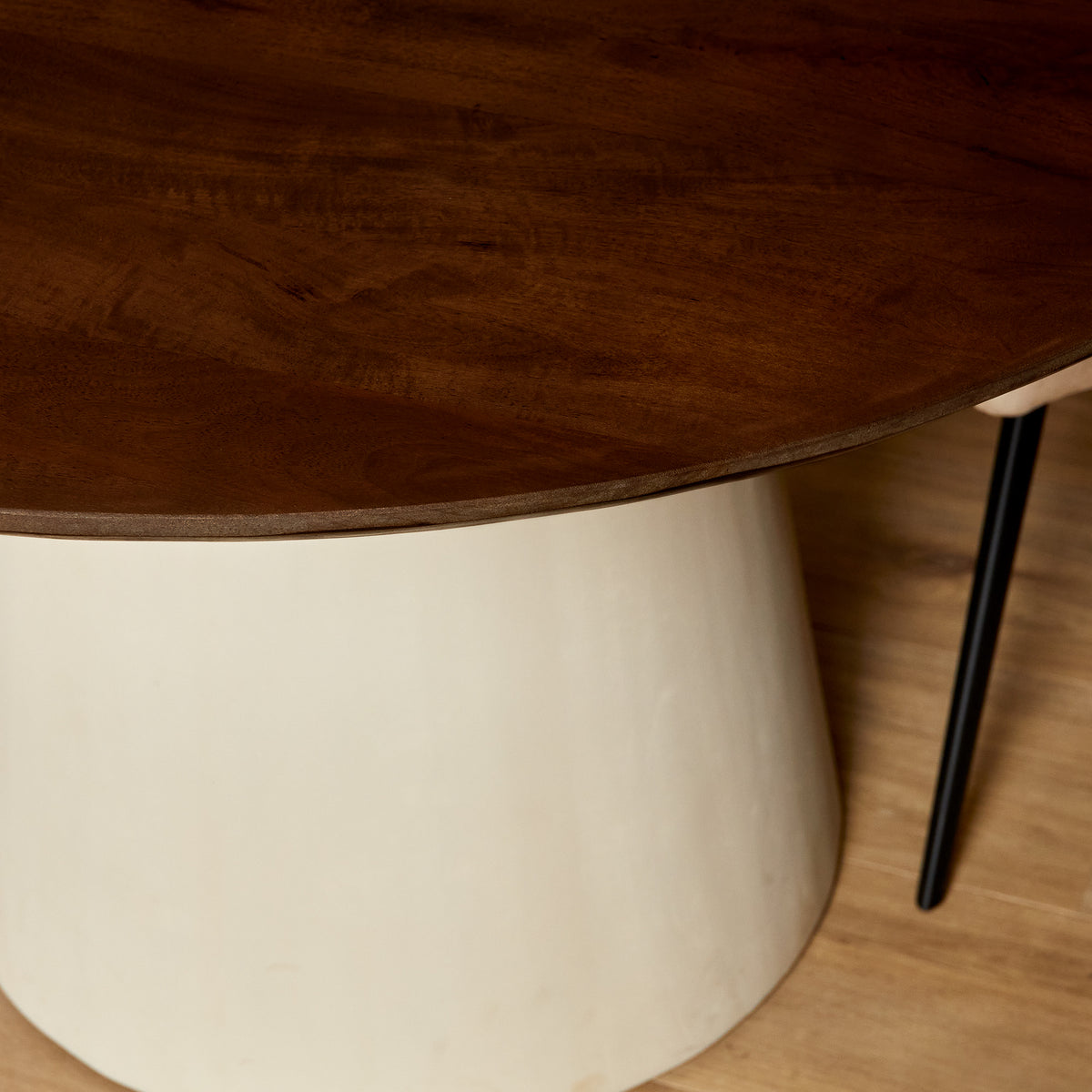 Grote houten eettafel Madison 150cm van Starfurn schuin van voren met de mangohouten kolom
