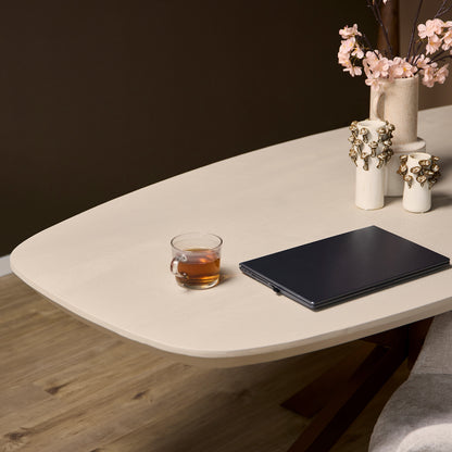 Eettafel Madison Zand van Starfurn van opzij met volledig vrije beenruimte