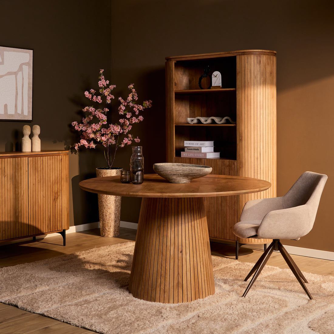Ronde Solana eettafel van 130 cm met stoelen in een warme eetkamer