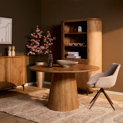 Ronde Solana eettafel van 130 cm met stoelen in een warme eetkamer