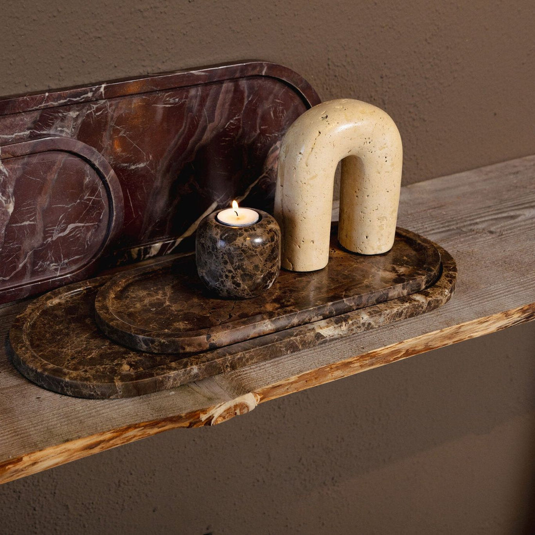 Eris Plateau Marmer Bordeaux Ovaal Small van PTMD in een sfeervolle interieursetting