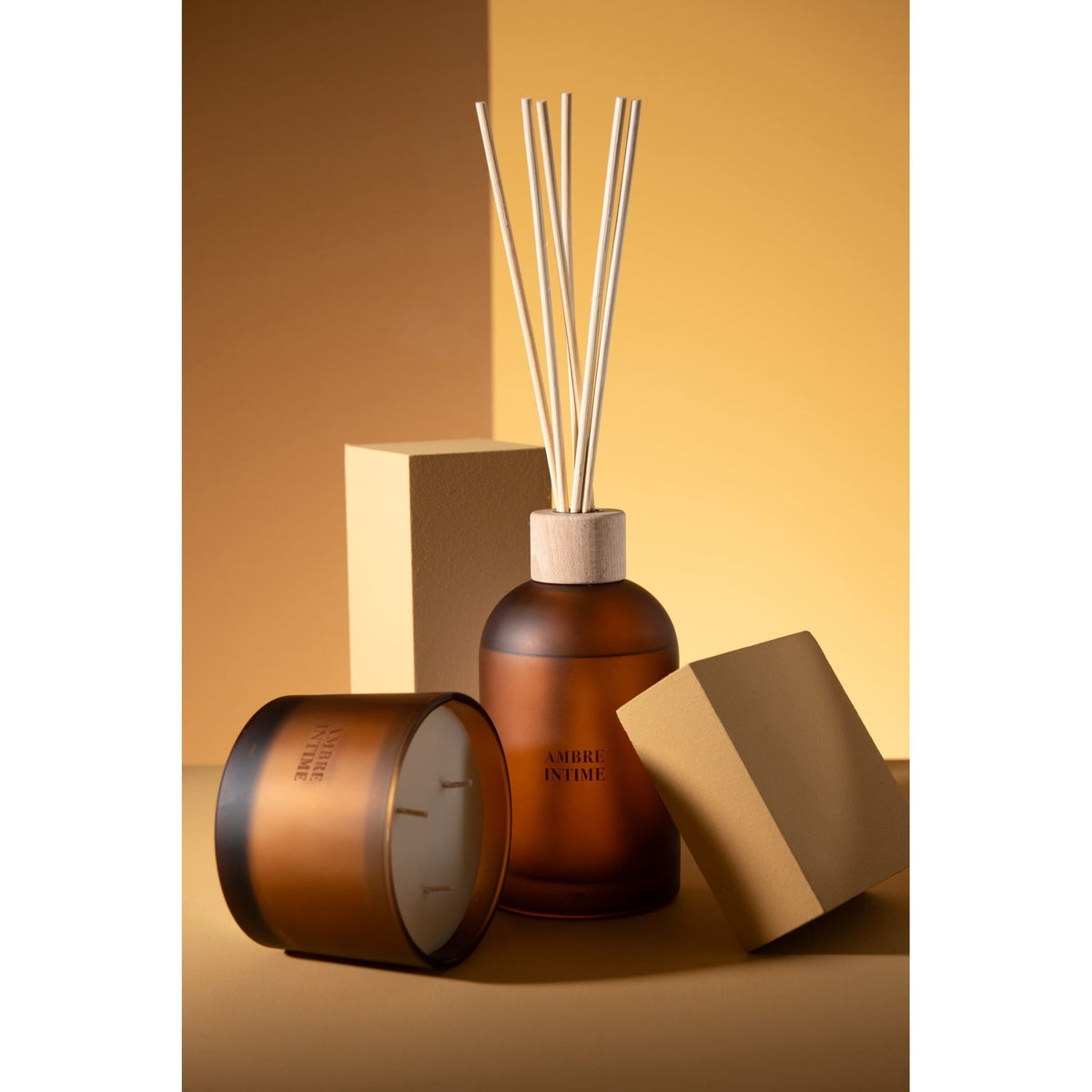 Geurkaars en geurstokjes Accords Essentiels Ambre Intime van J-Line samen gestyled