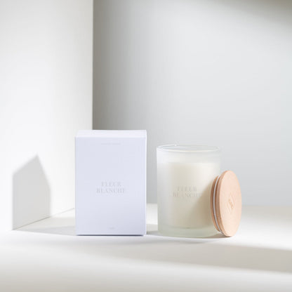 Geurkaars Accords Essentiels Fleur Blanche 38 Uur van J-Line met bijpassende doos in een sfeervolle witte setting
