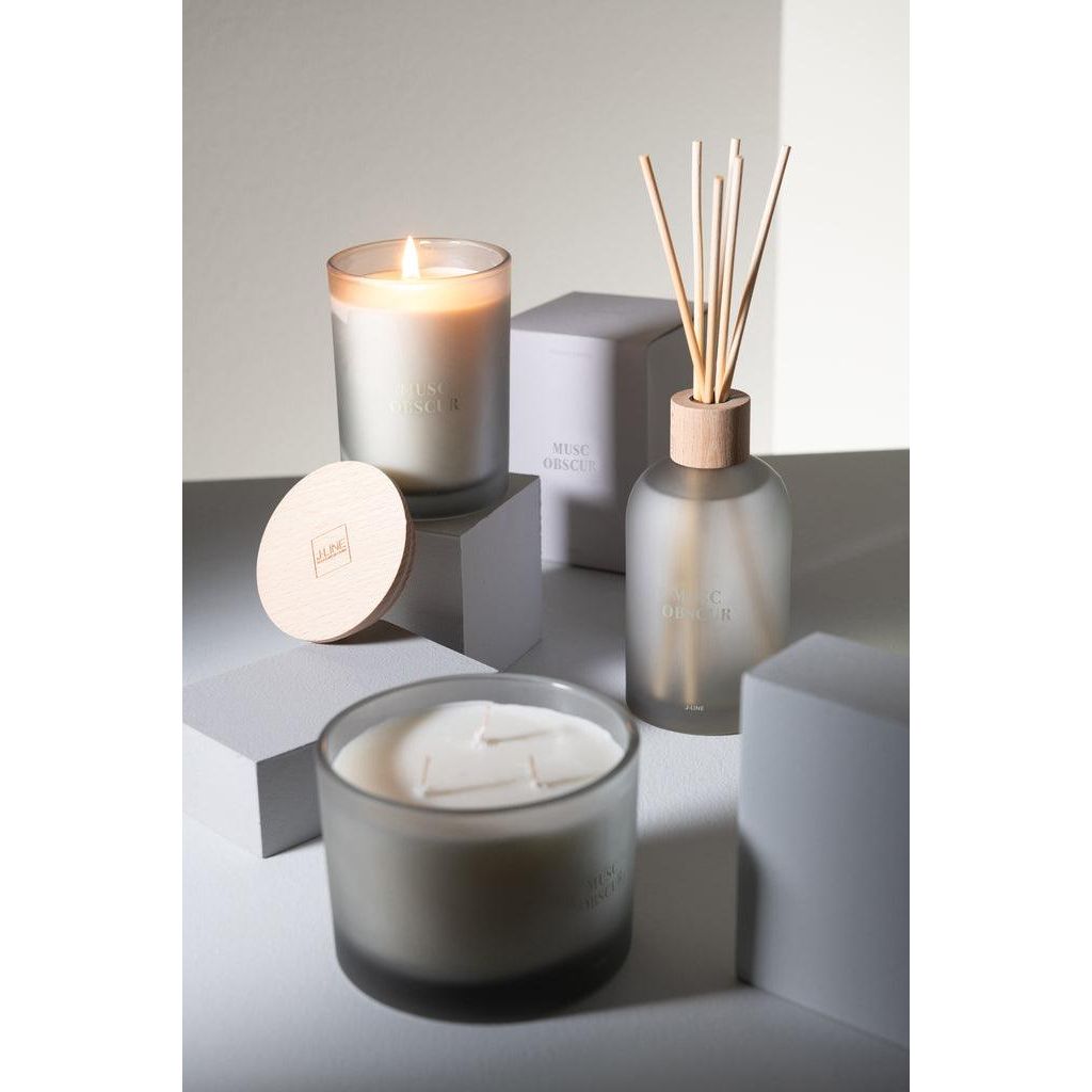 Geurkaars en geurstokjes Accords Essentiels Musc Obscur van J-Line samen gestyled