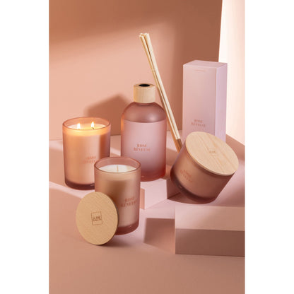 Geurkaars en geurstokjes Accords Essentiels Rose Rêveuse van J-Line samen gestyled