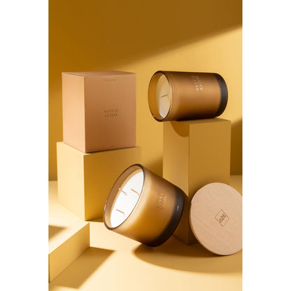 Geurkaars Accords Essentiels Santal Satiné 28 Uur van J-Line op decoratieve blokken in een warme sfeerfoto