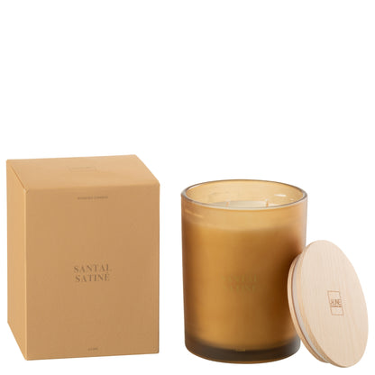 Geurkaars Accords Essentiels Santal Satiné 52 Uur van J-Line, gele glazen pot met houten deksel naast de geschenkdoos