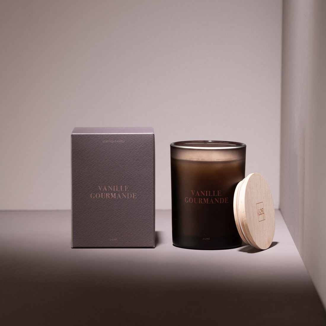 Geurkaars Accords Essentiels Vanille Gourmande 38 Uur van J-Line met bijpassende doos in een sfeervolle bruine setting