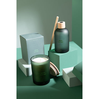 Geurkaars en geurstokjes Accords Essentiels Bois Givré van J-Line samen gestyled