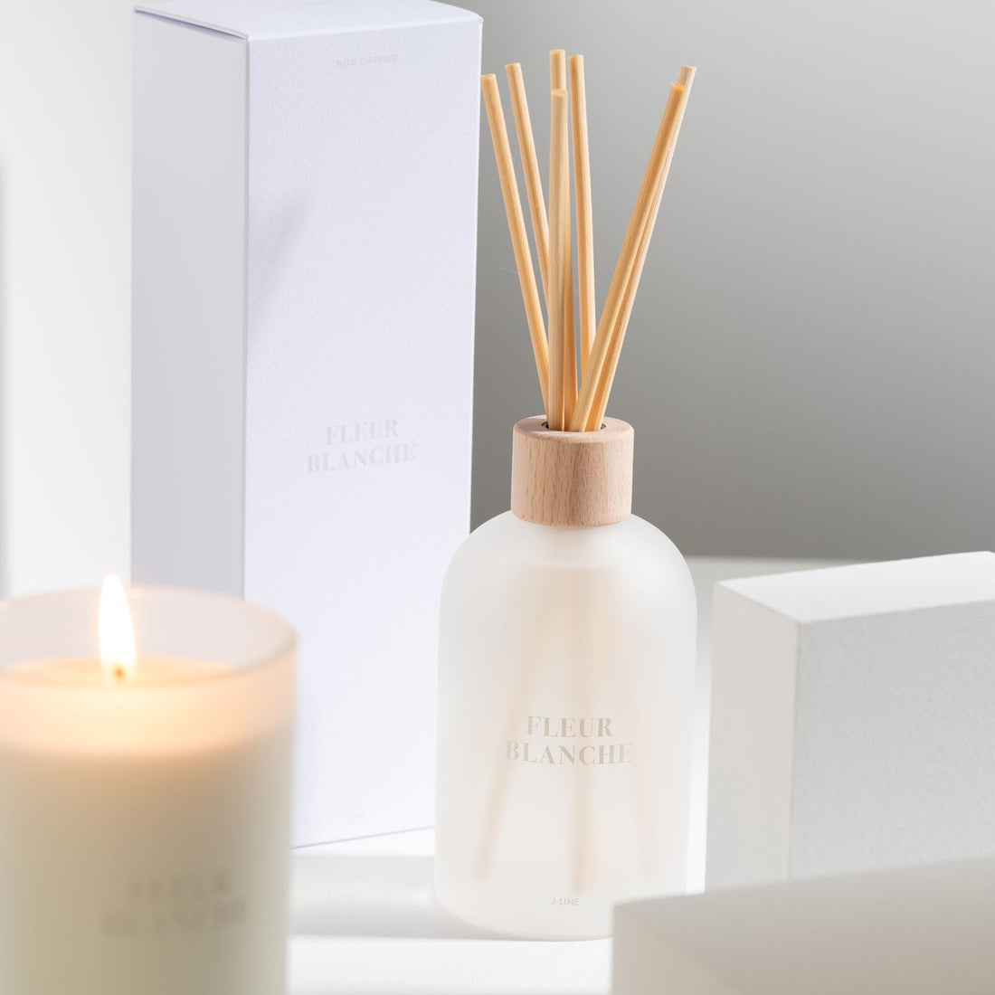 Geurstokjes Accords Essentiels Fleur Blanche 550ml van J-Line samen met bijpassende geurkaars uit de Fleur Blanche lijn