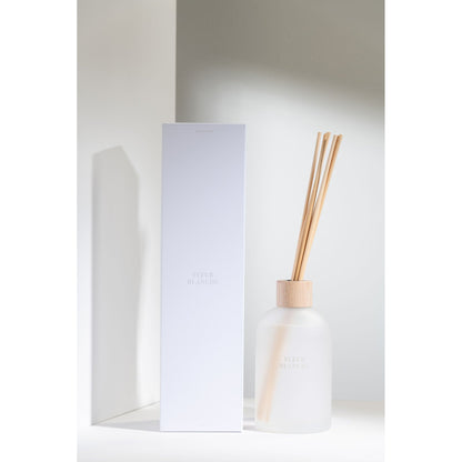 Geurstokjes Accords Essentiels Fleur Blanche 550ml van J-Line met bijpassende doos in een sfeervolle witte setting