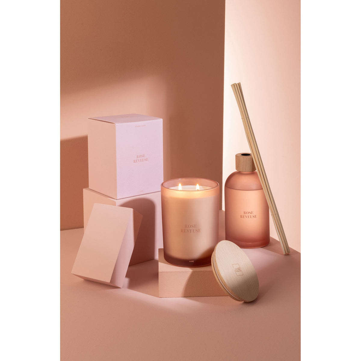 Geurkaars en geurstokjes Accords Essentiels Rose Rêveuse van J-Line samen gestyled