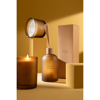 Geurstokjes Accords Essentiels Santal Satiné 250ml van J-Line samen met bijpassende geurkaars uit de Santal Satiné lijn