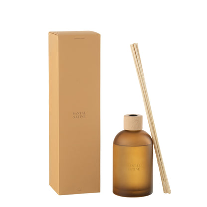Geurstokjes Accords Essentiels Santal Satiné 550ml van J-Line, fles met losse stokjes en verpakking op witte achtergrond