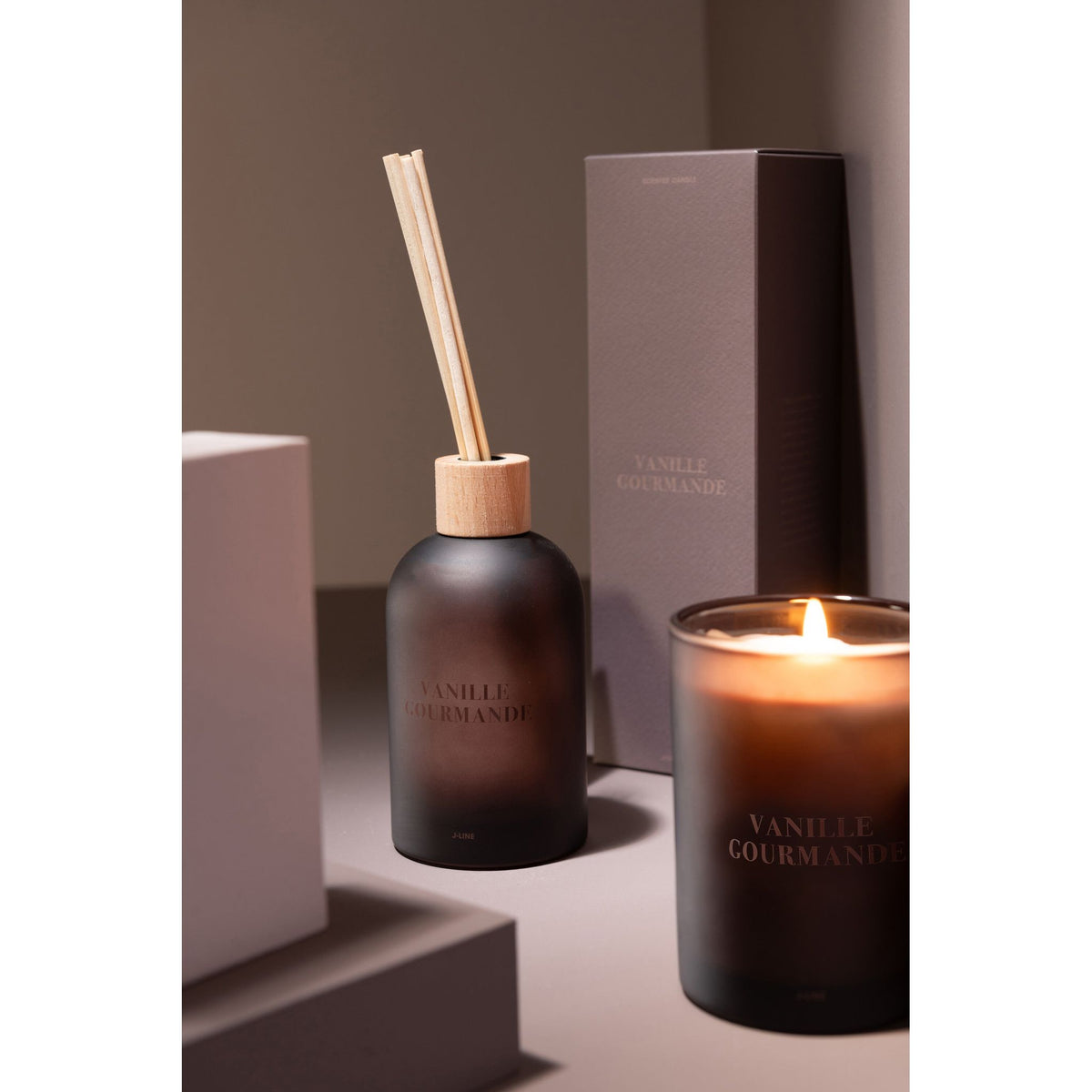Geurkaars en geurstokjes Accords Essentiels Vanille Gourmande van J-Line samen gestyled