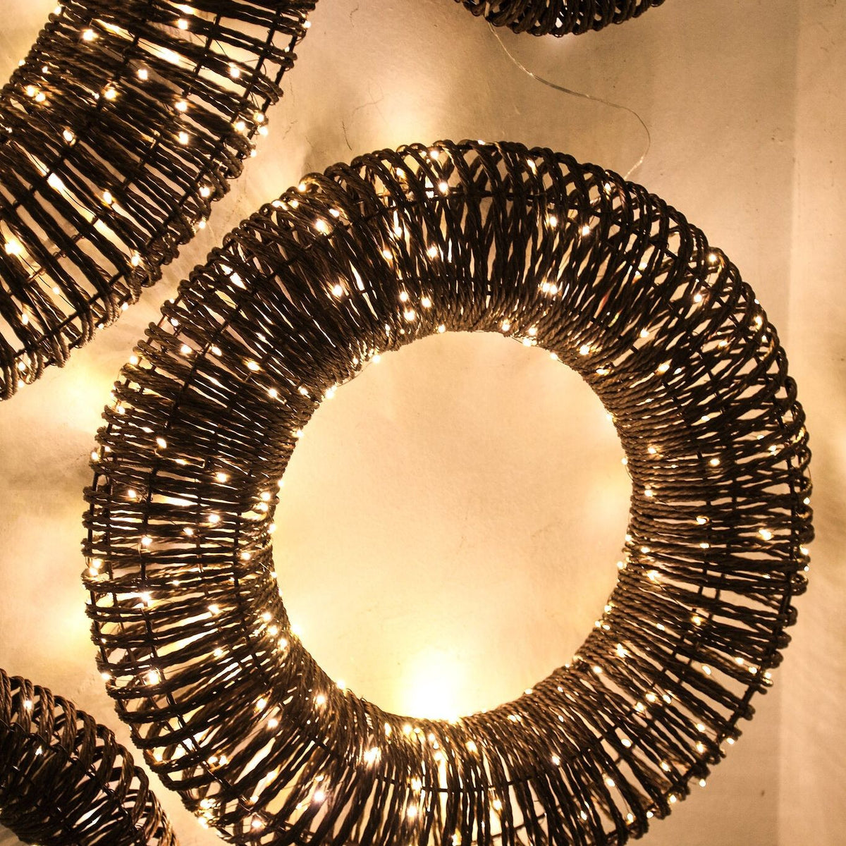 Lucis Kerstkrans LED Donkerbruin XL van PTMD, verlichte kerstkransen met warme gloed aan de wand